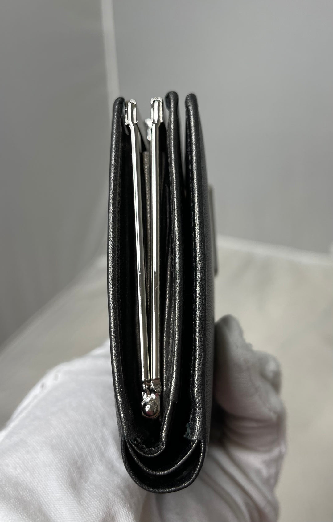 Salvatore Ferragamo Leather Compact Kiss-lock Bifold Wallet Black